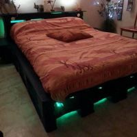 Кровать с подсветкой из паллет КРО23